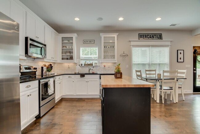 Building Photo - 1554 Driftwood Ln