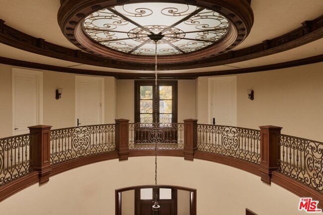 Building Photo - 614 N Palm Dr