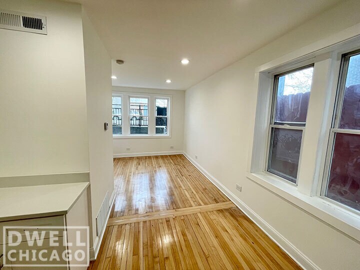 Building Photo - 1851 W Dickens Ave