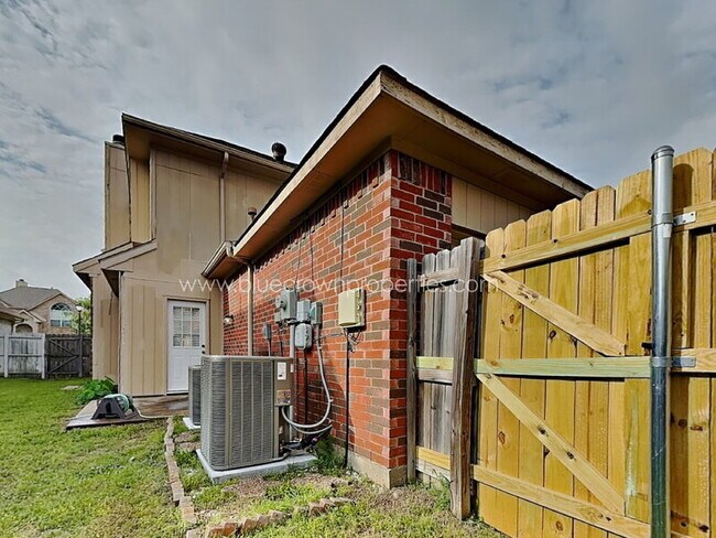 Building Photo - 1409 Post Oak Dr