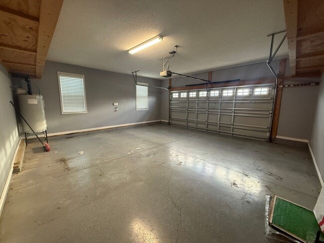 Building Photo - 5 bedroom, 4 bath House