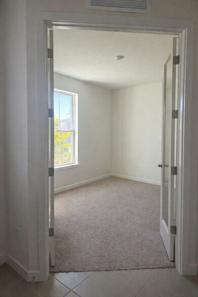 Building Photo - 2006 Education St