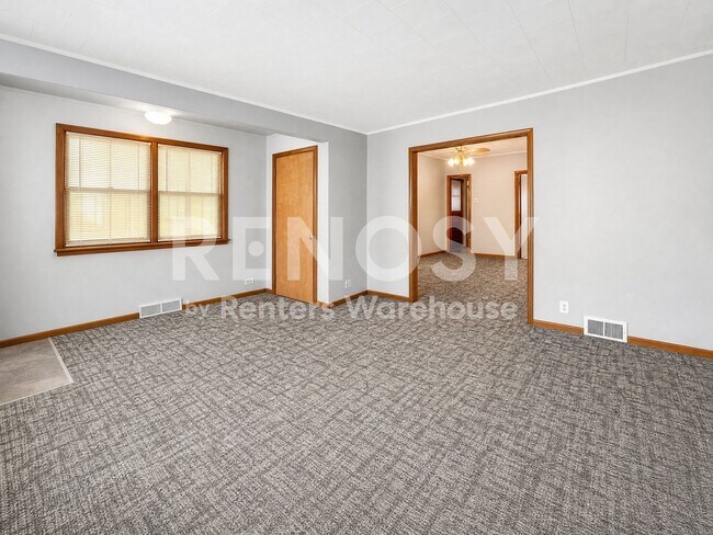 Building Photo - 4BD/2BA in Newport Available Now!