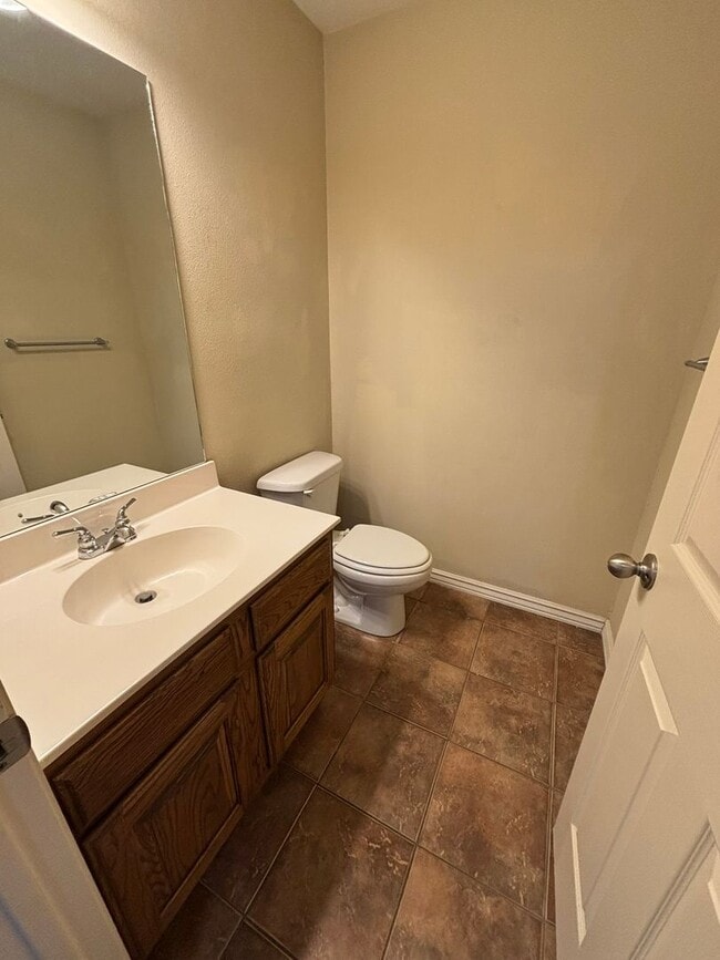 Building Photo - **COMING APRIL** Large Townhouse in Farmington with Loft Style Bonus Space