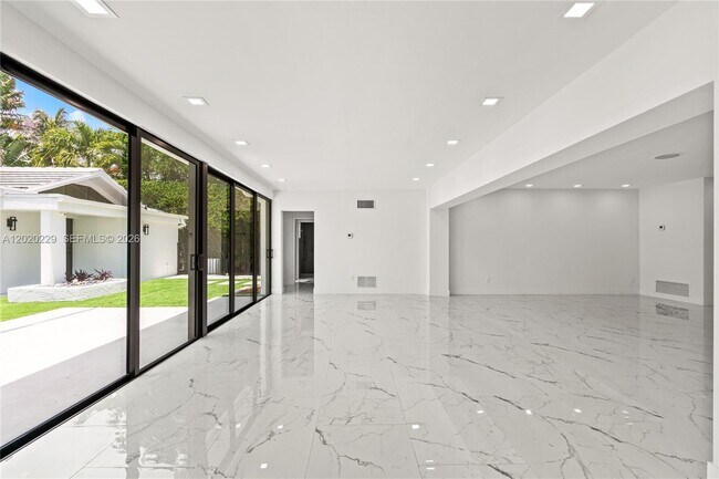 Building Photo - 112 E 1st Ct