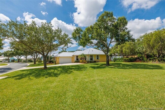 Building Photo - 2198 SW Mayflower Dr