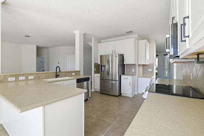 Building Photo - BEAUTIFUL 5 BEDROOM AND 3 BATH!!