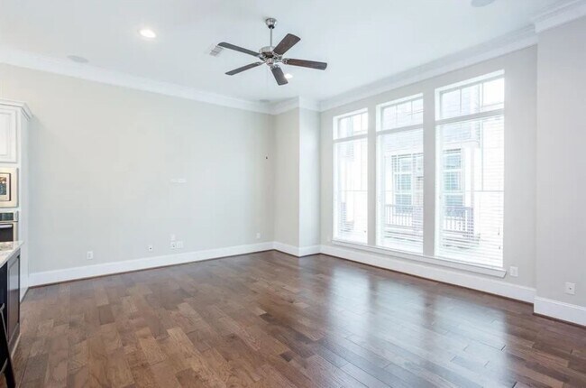Building Photo - Stunning 3BR/3.5BA David Weekley Former Mo...