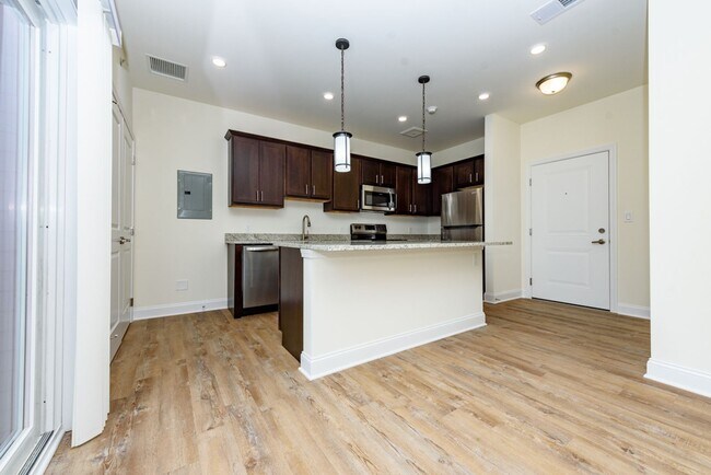 Building Photo - Luxury Living with Extra Space – 1 Bed + D...