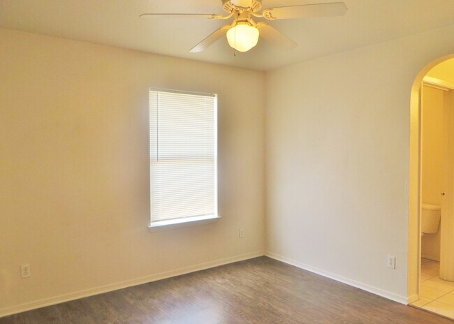 Building Photo - 2 Bedroom 2 Bathroom Unit In Georgetown