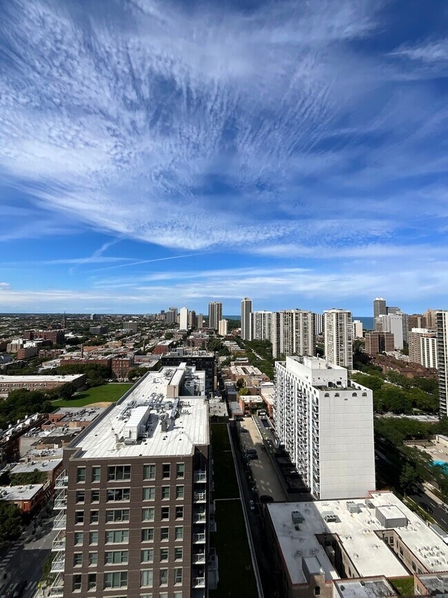 Building Photo - 1212 N La Salle Dr