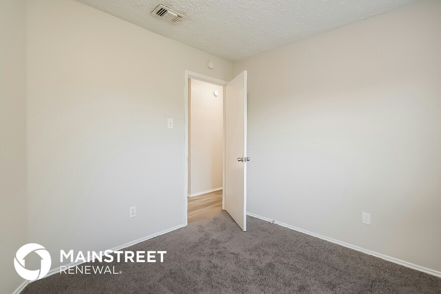 Building Photo - 7003 Oakmantle Dr