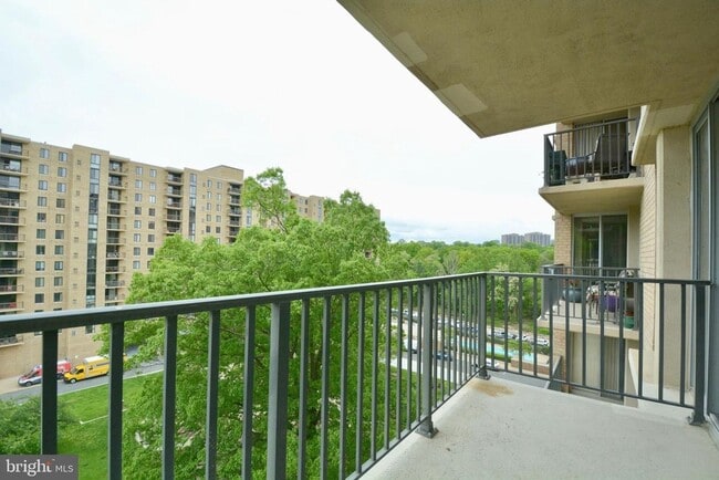 Building Photo - Bright 1BR 1B Condo | All Utilities Included | Arlington
