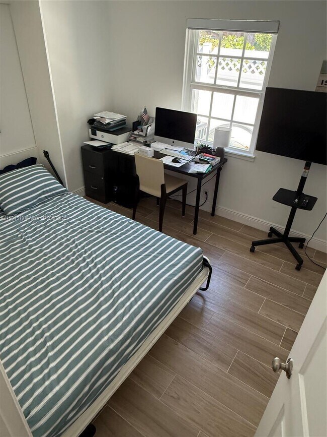 Building Photo - 1637 SE 1st St