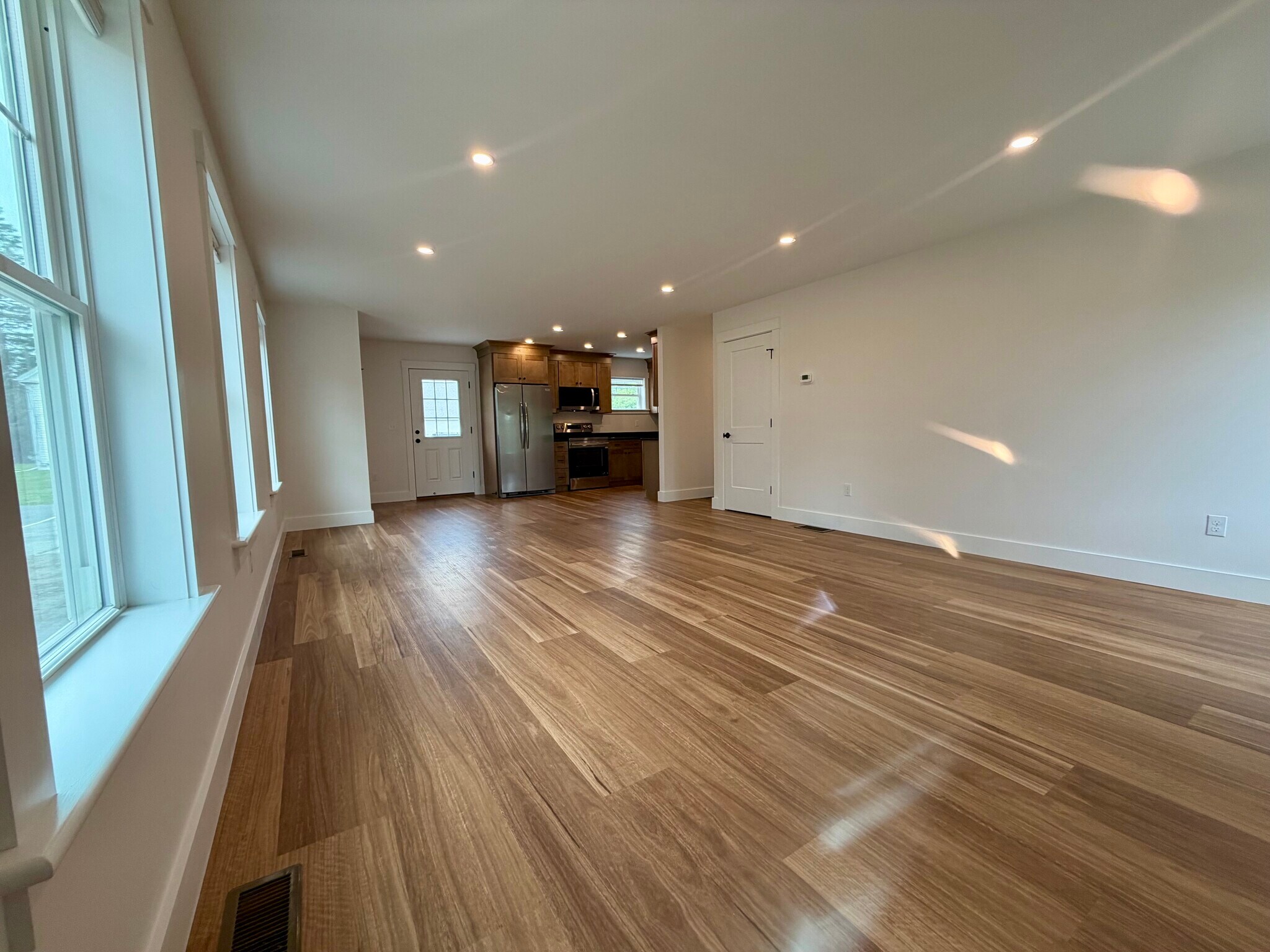 Building Photo - 122 S Silver Ln