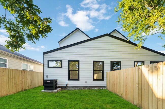 Building Photo - 4353 Aledo St