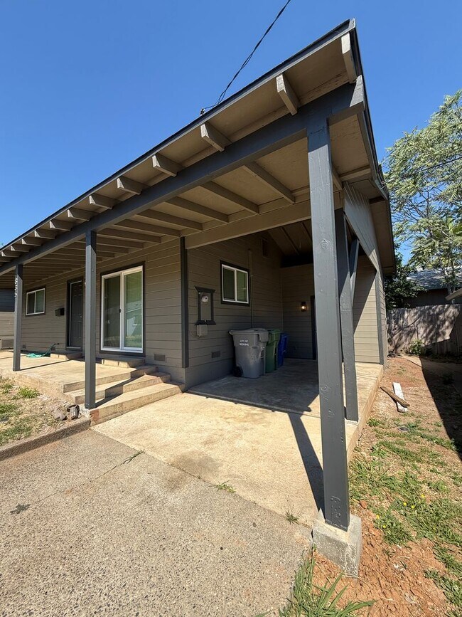 Building Photo - Large Brand New Remodeled 1 Bedroom unit with Washer Dryer Hookups - MUST SEE!!!