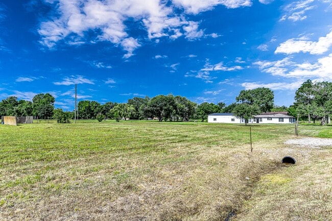 Building Photo - 215 Little Dogie Rd