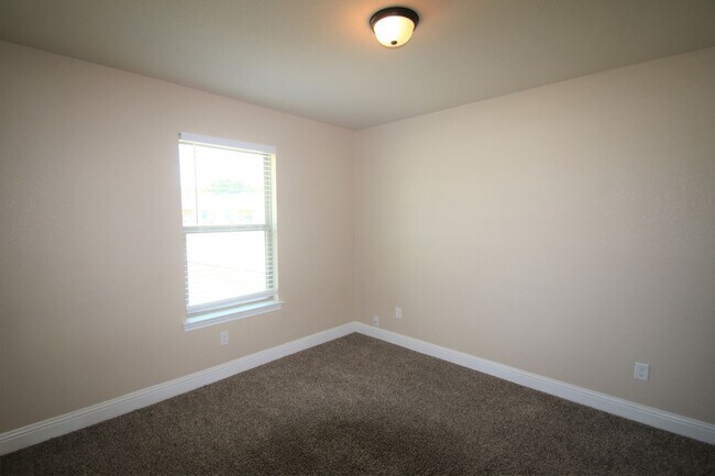 Building Photo - Coming Soon | 3BR/2BA Weatherford Town Home with Granite Countertops, Luxury Plank Floors & Appli...