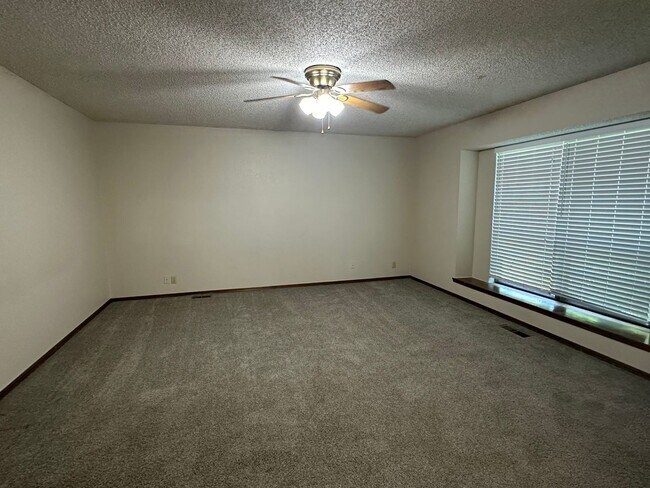 Building Photo - Large single story 4 bedroom
