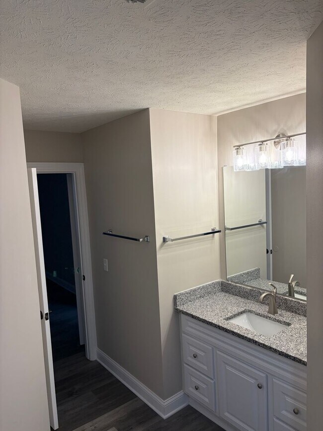 Building Photo - 3 Bedroom 2 Bath Condo