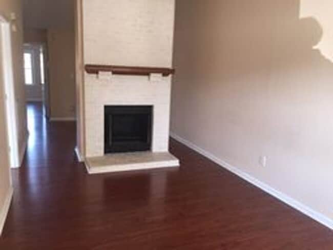 Building Photo - Cozy 1-Story Townhome in Campus East