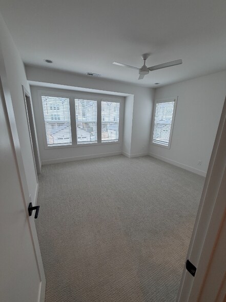 Building Photo - 5045 Lundy Dr