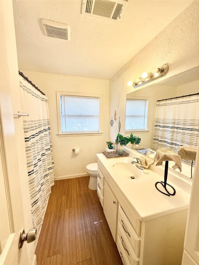 Building Photo - 521 Cypress Dr