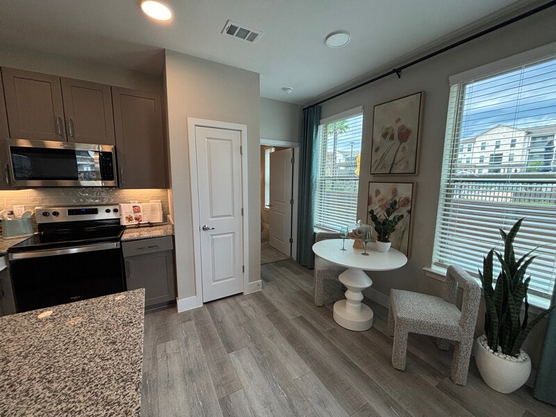 Building Photo - 502 Commercial Lp