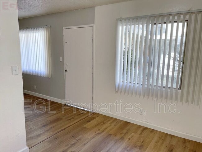 Building Photo - 3933 La Rica Ave