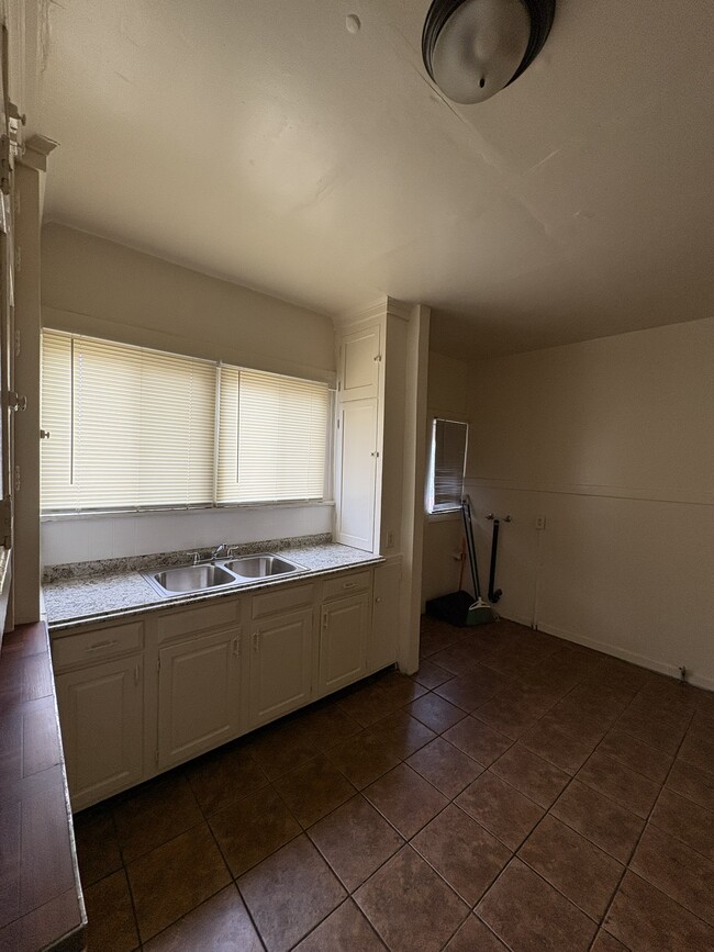 Kitchen - 3925 S Wilton Pl