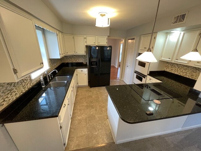 Building Photo - Charming 4 Bedroom Home in Downtown Shelbyville – Prime Location & Classic Comfort