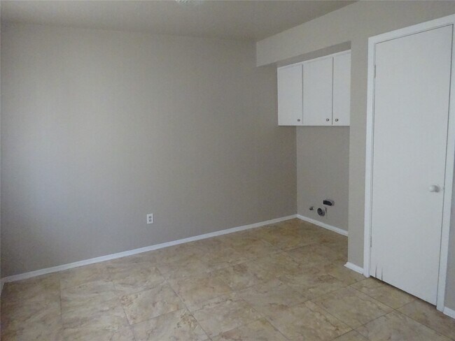 Building Photo - 5130 Wickview Ln