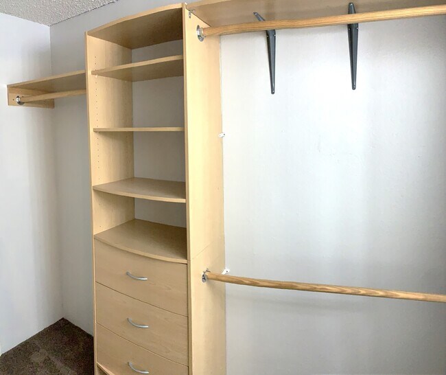 Building Photo - 1350 Golden Cir