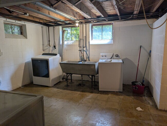 Building Photo - 8983 Highland Dr