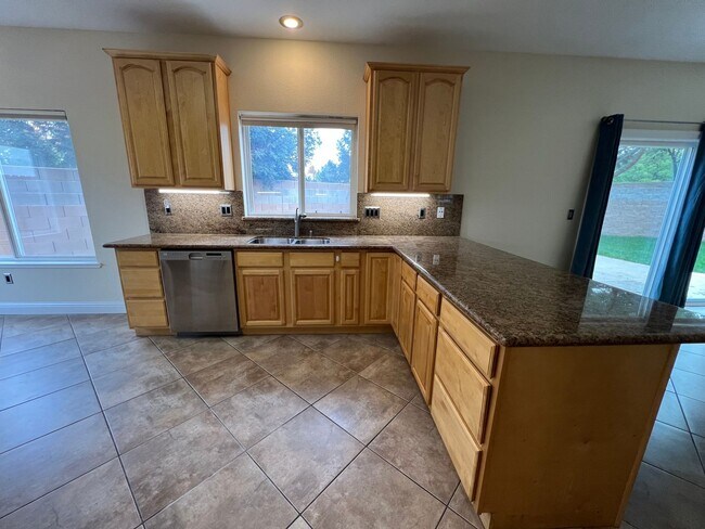 Building Photo - Gorgeous Private large lot in Rocklin!
