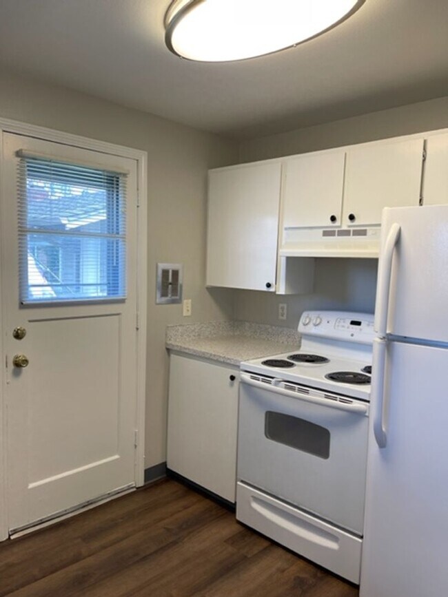 Building Photo - ALK - Iron Horse Duplex