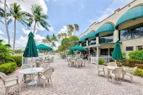 Building Photo - 1831 Sabal Palm Dr