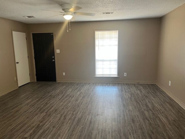 Building Photo - Welcome to your dream home in Russellville...