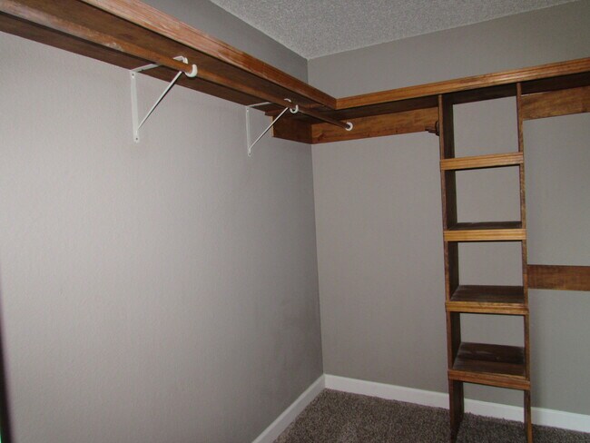 Building Photo - 3 Bedroom House Close to FLW -  New LVP Flooring May 2024!