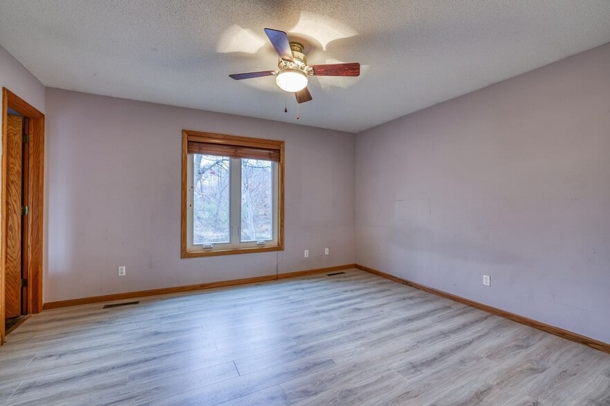 Building Photo - 7123 Yorktown Ln N