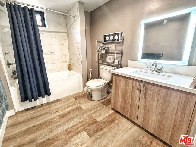 Building Photo - 723 S St Andrews Pl