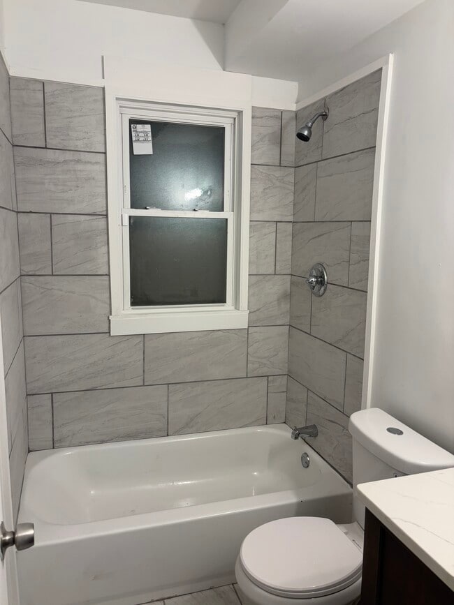 Building Photo - 3242 Clairmount Ave