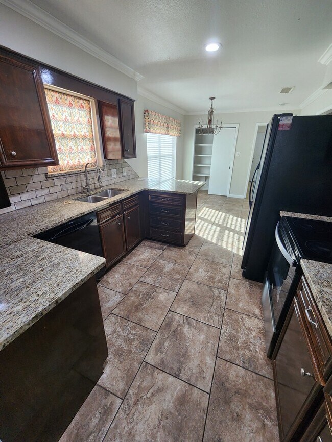 Building Photo - 4 bed 2 1/2 bath home, 2 car garage!