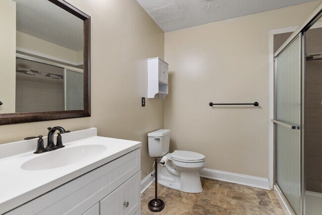 Building Photo - $200 Off First Month Updated 2BR Ground Level Condo Minutes for I77 in Rock Hill!