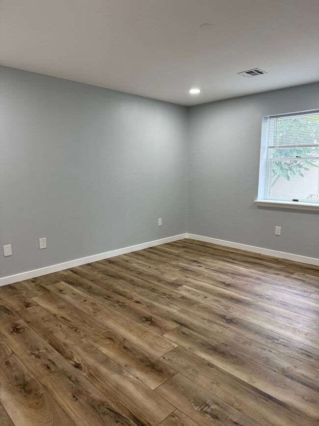 Building Photo - For Rent – 2 Bedroom, 1 Bathroom Apartment...