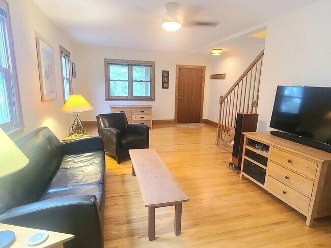 Building Photo - Great Southwest Minneapolis 3br/2ba Home - Avail June 1 for long term lease