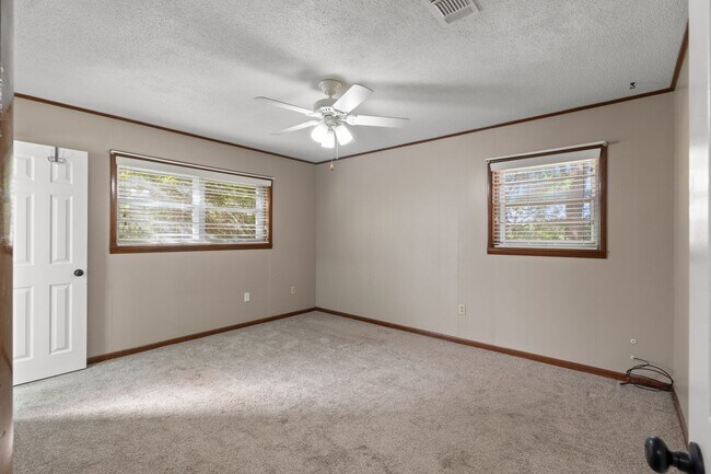 Building Photo - 3 bedrooms 2 bathroom