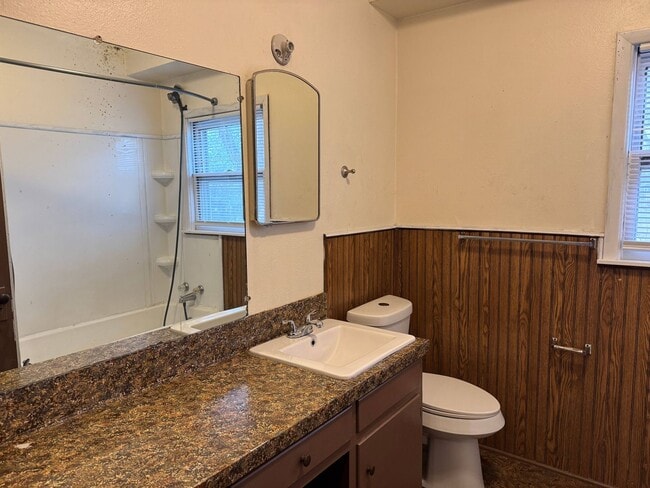 Building Photo - 5 Bed 2 Bath Home w/ 6.14 Acres In Iowa Park ISD.