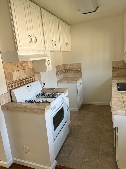 Building Photo - 2542 N Buena Vista St